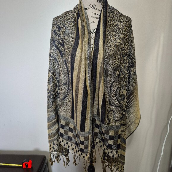 Wrap / Scarf - Picture 1 of 10